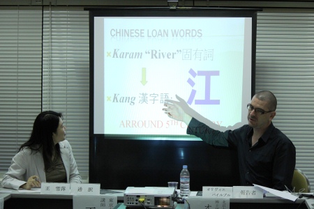 左より：王　雪萍氏（通訳）、オリヴィエ　バイルブル氏