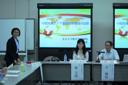 左より：王 敏 教授（司会）、張 玉萍氏（通訳）、王 暁秋教授