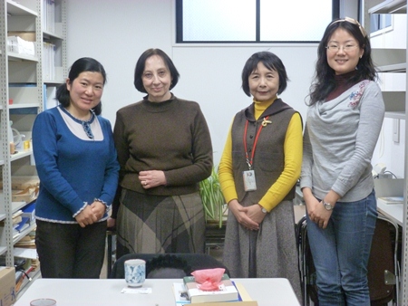 左より：臧佩紅招聘研究員、マイヤ・ゲラシモワ教授、王敏教授、『人民中国』陳?青編集員